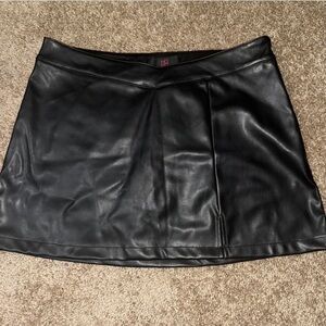 No boundaries leather skirt!